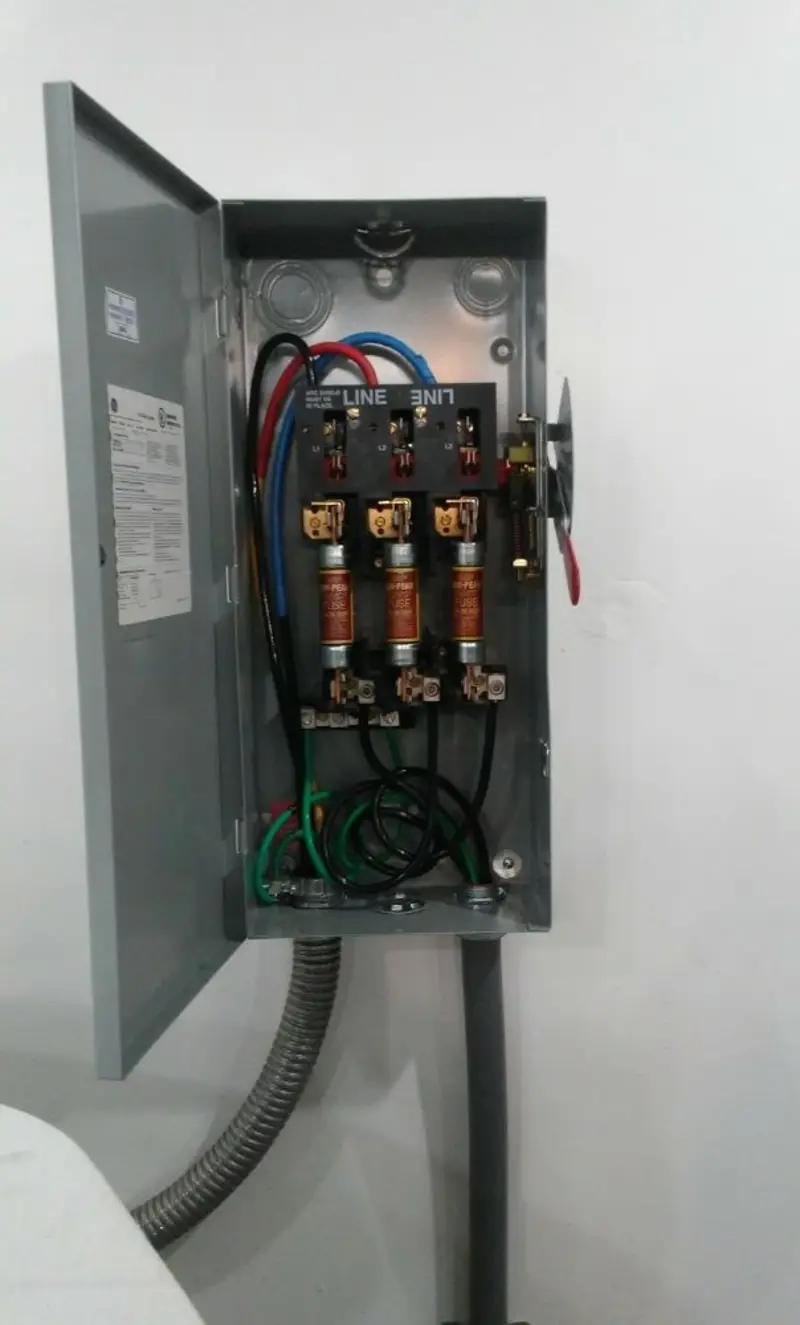 Three-phase disconnect switch installed for Smoke Detector Installation in Thermalito